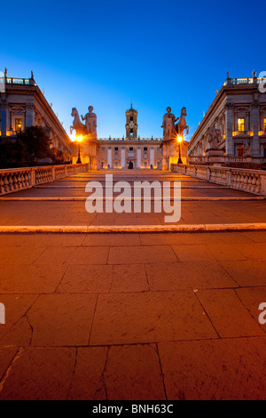 Cordonata-Treppe entworfen von Michelangelo und der Piazza del Campidoglio in der Morgendämmerung, Lazio Rom Italien Stockfoto