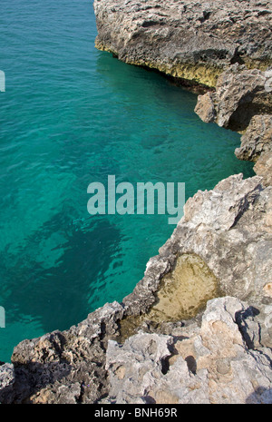 Zerklüftete Felsenküste von Aruba mit dem tiefblauen kristallklaren Wasser Stockfoto