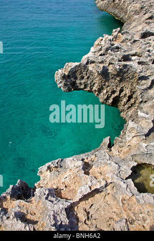 Zerklüftete Felsenküste von Aruba mit tiefblauen kristallklaren Wasser Stockfoto