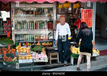 Hong Kong, Aussicht auf Mr. Lee berühmte Obst stand an Aberdeen Street.He mehr als 60 Jahren gab. Stockfoto