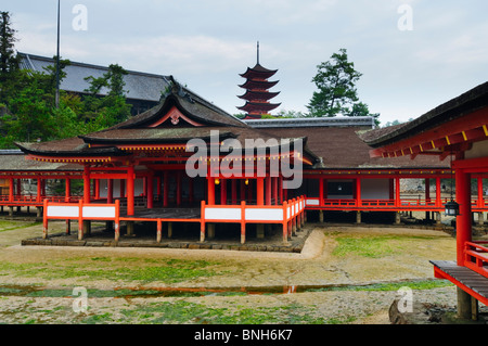 Itsukushima-Schrein, Goju-keine-to (fünfgeschossige Pagode) und Senjokaku (ein tausend Tatami Hall), Miyajima, Honshu, Japan Stockfoto