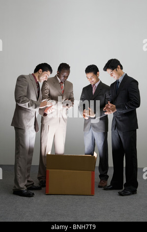 Geschäftsleute, die über eine beleuchtete Karton applaudieren Stockfoto