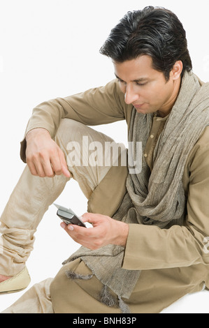 Mann von SMS-Nachrichten auf dem Handy Stockfoto