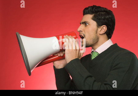 Geschäftsmann in ein Megaphon schreien Stockfoto