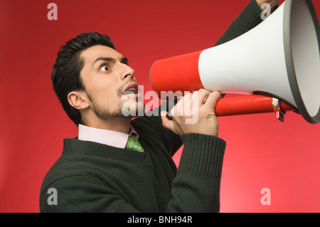Geschäftsmann in ein Megaphon schreien Stockfoto