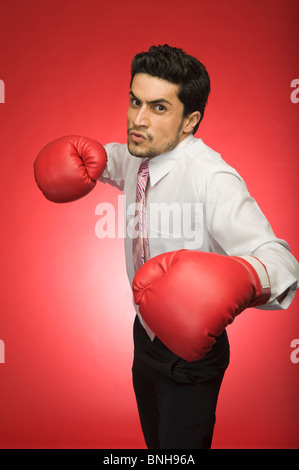 Porträt eines Geschäftsmannes tragen Boxhandschuh Stockfoto