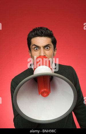 Geschäftsmann in ein Megaphon schreien Stockfoto