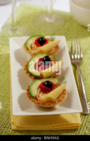 Törtchen mit Thunfisch Pastete. Rezept zur Verfügung. Stockfoto