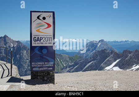 Plakatwerbung für die FIS GAP2011 alpine ski WM in der Nähe des Gipfels auf dem Berg Zugspitze in Bayern, Deutschland. Stockfoto