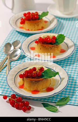 Zitrone-Pudding mit roten Johannisbeeren. Rezept zur Verfügung. Stockfoto