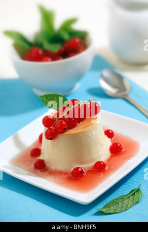 Käse-Pudding mit roten Johannisbeeren. Rezept zur Verfügung. Stockfoto