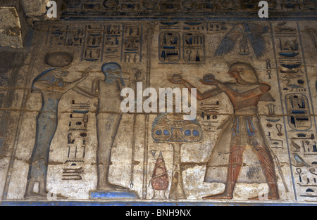 Tempel von Ramses III. Der Pharao Opfergaben vor Göttin Tefnut und Gott Ptah. Ägypten. Stockfoto