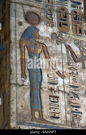 Tempel von Ramses III. Ägyptische Gottheit. Relief. Neuen Reiches. (1550 - 1069 v. Chr.). 20. Dynastie. Theben. Medinet-Habou. Ägypten. Stockfoto