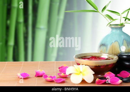 Spa-Stillleben mit Rosenblättern und Bambusblatt Stockfoto