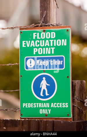 Ein Hochwasser Evakuierung Zeichen in einem Wohnwagenpark in Towyn, North Wales, das ist anfällig für Überflutungen. Stockfoto