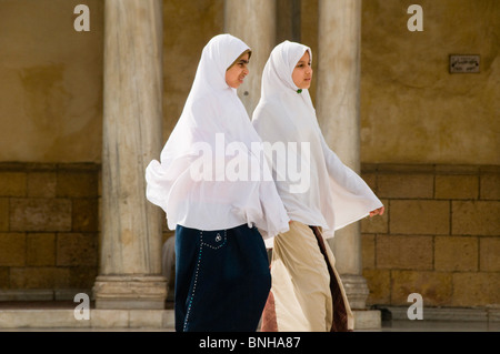 Muslimische Mädchen Und Frauen In Der Moschee In Kabul Afghanistan City ...