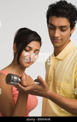 Mann hilft einer Frau bei der Ausübung Stockfoto