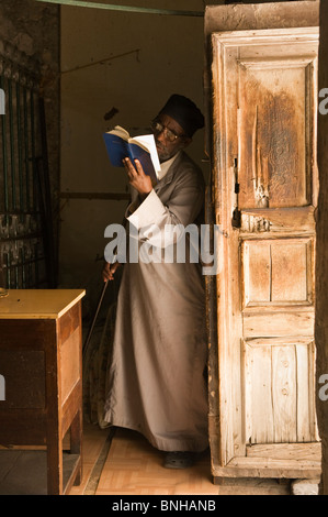 Äthiopischen Mönch liest Schriften in der Kirche des Heiligen Grabes in Jerusalem Stockfoto