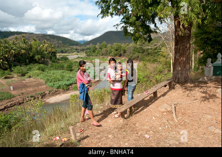 Lao Familie am Ufer des Nam Khan River in Luang Prabang Laos Stockfoto