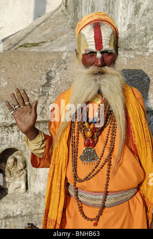 Sadhu heiliger Mann Pashupatinath Kathmandu Nepal Himalaya Asien Asiatische Askese Asket Bart asketisch Schnurrhaare bemaltem Gesicht Stockfoto