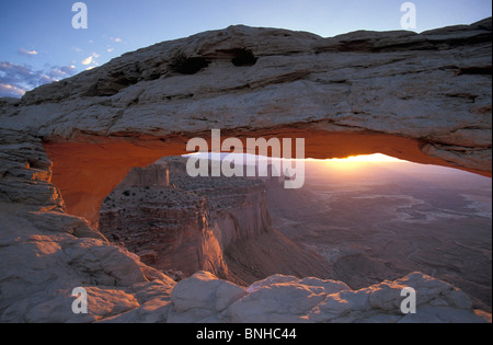 USA Moab Utah Sonnenaufgang am Mesa Arch Insel im Himmel Bezirk Canyonlands National Park-Brücke Arch Rock Felsen Landscahft Stockfoto