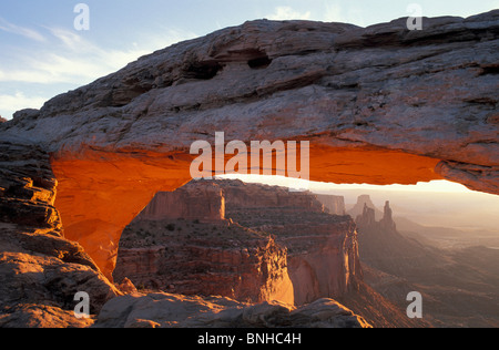 USA Moab Utah Sonnenaufgang am Mesa Arch Insel im Himmel Bezirk Canyonlands National Park-Brücke Arch Rock Felsen Landscahft Stockfoto