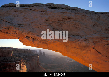 USA Moab Utah Sonnenaufgang am Mesa Arch Insel im Himmel Bezirk Canyonlands National Park-Brücke Arch Rock Felsen Landscahft Stockfoto