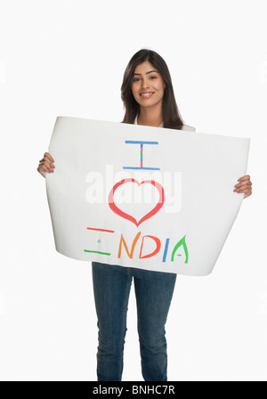 Frau mit einem Schild mit Text ich liebe Indien darauf geschrieben Stockfoto