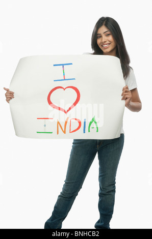 Frau mit einem Schild mit Text ich liebe Indien darauf geschrieben Stockfoto