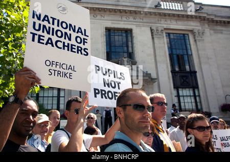 Lehrer protestieren über schlechten Zustand der Balfour School außerhalb Islington Town Hall, London Stockfoto