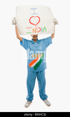 Frau in Cricket Uniform hält ein Schild mit Text ich liebe Indien darauf geschrieben Stockfoto