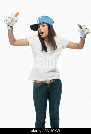 Porträt von einem weiblichen Cricket Fan jubeln Stockfoto