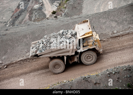 Große earth mover Lkw im Steinbruch, haul Truck mit voller Last oder Dump Truck Rubrik aus meiner Stockfoto