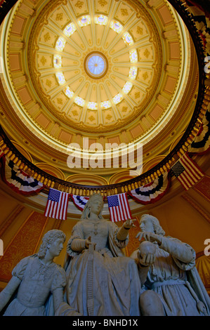 USA Sacramento California State Capitol innen drinnen Architektur Kuppel Statuen Flaggen Vereinigte Staaten von Amerika Stockfoto