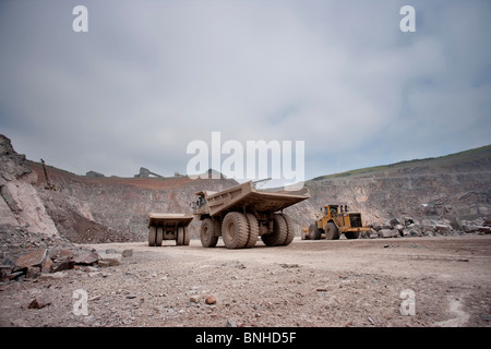 Große Lkw, Muldenkipper oder Earth movers in der Mine mit Bagger im Hintergrund Stockfoto