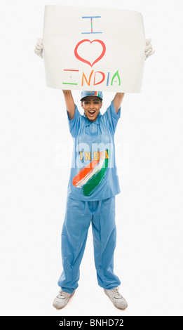 Frau in Cricket Uniform hält ein Schild mit Text ich liebe Indien darauf geschrieben Stockfoto