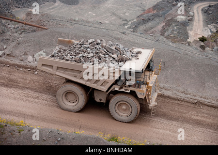 Großen Dump Truck oder Haul truck earth Mover im Steinbruch Tagebau mine Stockfoto