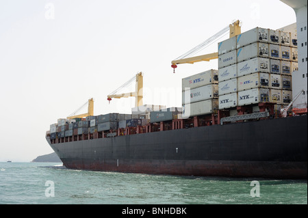 Hong Kong, Monrovia registriert JPO LEO Lamma Channel auf dem Weg nach Osten, von der Mo Tat Wan Fähre aus gesehen auf der Durchreise. Stockfoto