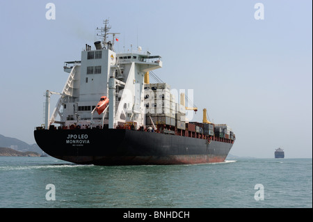 Hong Kong, Monrovia registriert JPO LEO Lamma Channel auf dem Weg nach Osten, von der Mo Tat Wan Fähre aus gesehen auf der Durchreise. Stockfoto