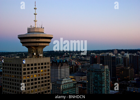 Harbour Centre revolving Restaurant und beleuchteten Straßen Viertel von Vancouver in der Abenddämmerung Stockfoto