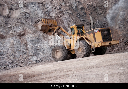 Großes Rad Dozer in offenen werfen mir. Stockfoto