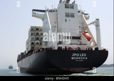 Hong Kong, Monrovia registriert JPO LEO Lamma Channel auf dem Weg nach Osten, von der Mo Tat Wan Fähre aus gesehen auf der Durchreise. Stockfoto