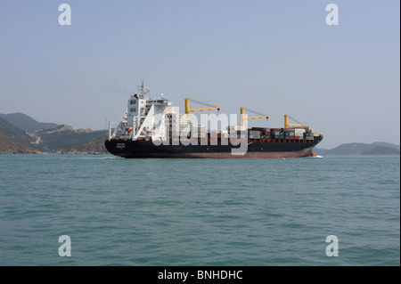 Hong Kong, Monrovia registriert JPO LEO Lamma Channel auf dem Weg nach Osten, von der Mo Tat Wan Fähre aus gesehen auf der Durchreise. Stockfoto