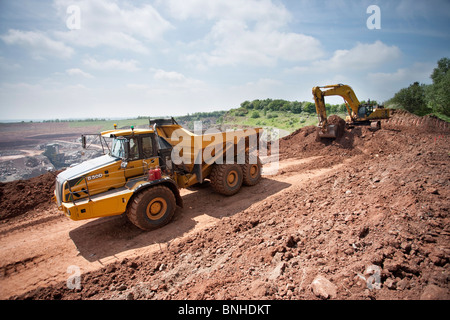 Artikuliert Erdarbeiten Lkw und Bagger in der Nähe der Mine oder Steinbruch Stockfoto