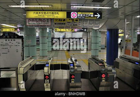 Schranken und einzigen Geschäftsmann am Fahrkartenautomat an Tokios Roppongi u-Bahnstation (Japan) Stockfoto