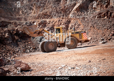 Großes Rad Dozer in offenen werfen mir. Stockfoto