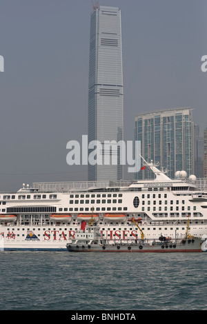 Kreuzfahrt Schiff andocken an Hong Kongs "Ocean Terminal' mit 'ICC' (International Commerce Center) im Hintergrund (Hongkong, China) Stockfoto