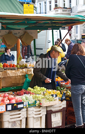 Szenen aus Markttag auf der Portobello Road in Notting Hill in London Stockfoto