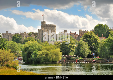 Schloss Windsor mit der Themse im Vordergrund an einem sonnigen Sommertag in Berkshire England Stockfoto