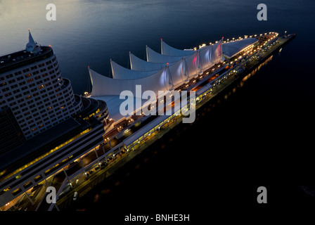 Luftaufnahme des beleuchteten Teflon fährt auf Vancouver Trade und dem Kongresszentrum und Pan Pacific Hotel in der Abenddämmerung Stockfoto